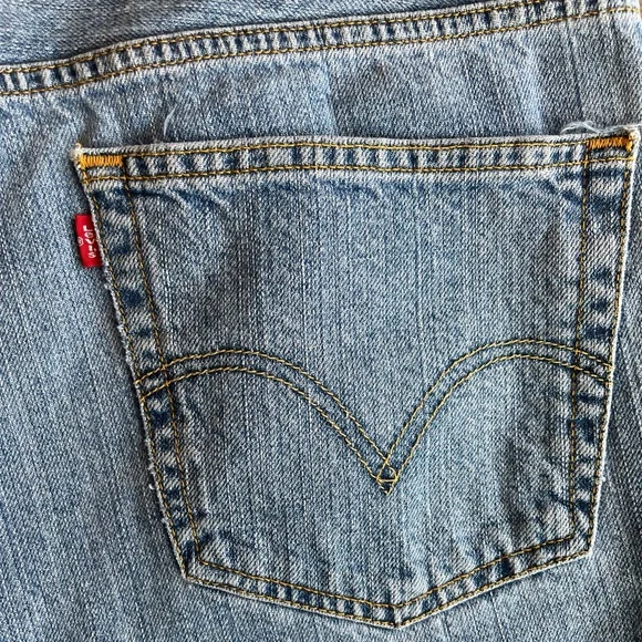 Vintage Levi’s Men’s 505 Regular Fit Denim Shorts 10” Inseam Light Wash Size W42